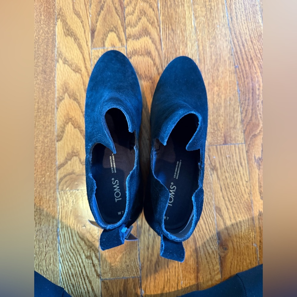 Tom’s Women’s Kallie Black Suede Ankle Booties - Picture 9 of 11